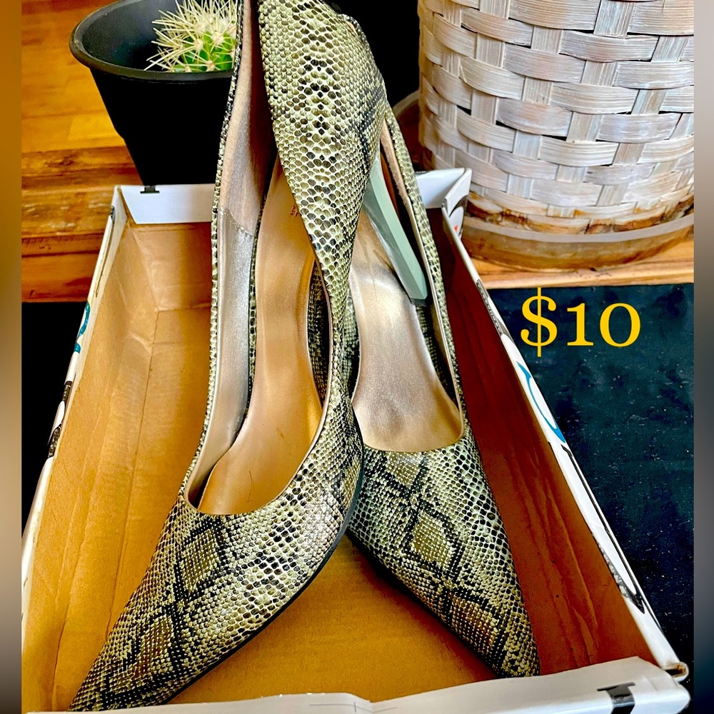Faux green crocodile heel. Size 9. 4 inch heel.